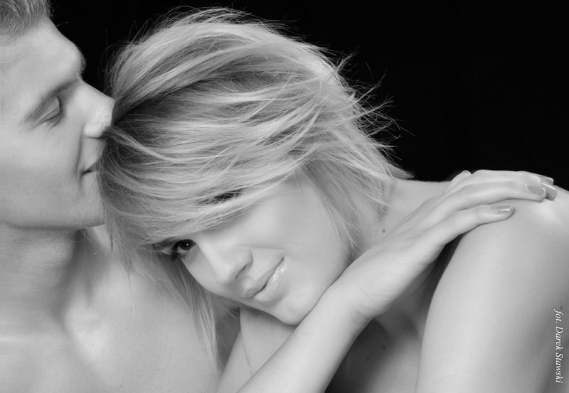 Michalina Manioss topless w sesji zdjęciowej