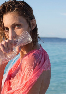 ANJA RUBIK – SESJA ZDJĘCIOWA MODELKI W OBRONIE OCEANÓW