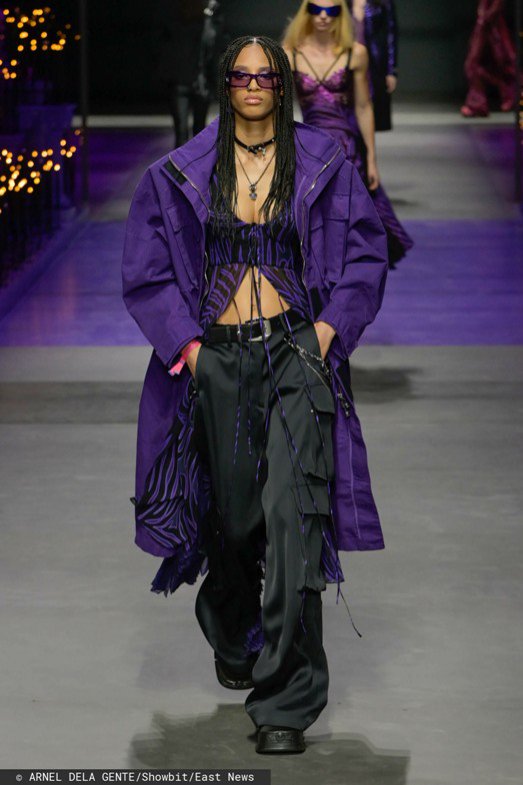 Trendy wiosna 2023: spodnie cargo z kolekcji Versace wiosna lato 2023