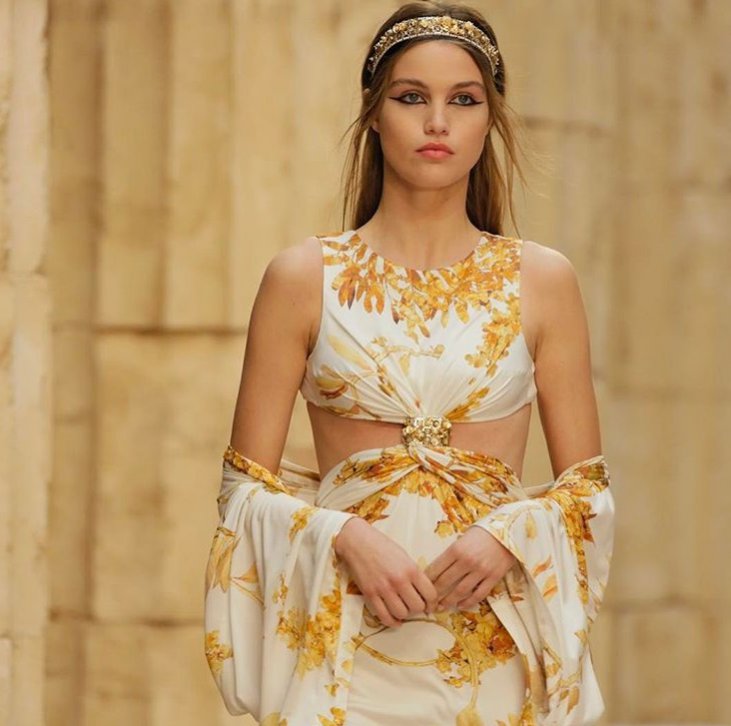 Pokaz domu mody Chanel - nawiązanie do starożytnej Grecji 