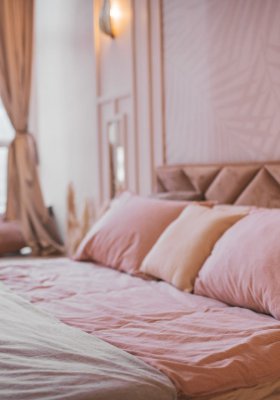 Aranżacja sypialni w stylu glamour - co powinno się w niej znaleźć?
