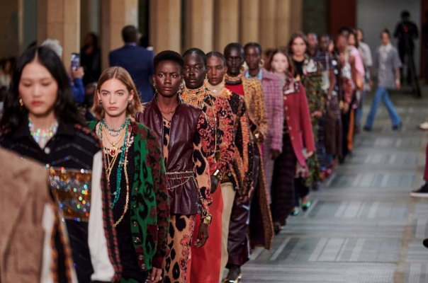 Pokaz kolekcji CHANEL Métiers d'art 2022/23 w Dakarze
