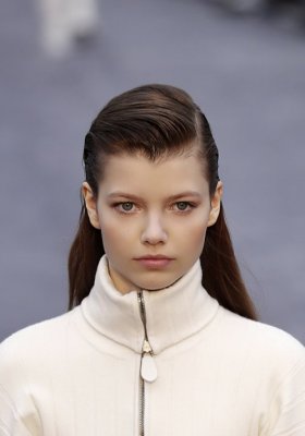 GŁADKIE WŁOSY – BEAUTY TRICKI NA POSKROMIENIE KOSMYKÓW