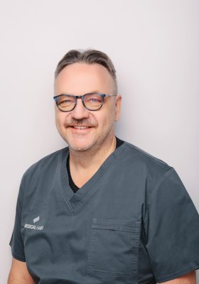 PRZESZCZEP WŁOSÓW, CZYLI SKUTECZNY SPOSÓB NA WALKĘ Z ŁYSIENIEM