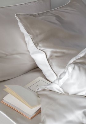 Dlaczego warto spać na jedwabnej poduszce? Rytuał dla piękna i dobrego samopoczucia