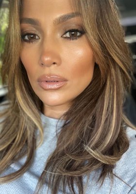 Metoda nawilżania skóry Jennifer Lopez robi furorę w internecie