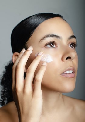 Jakich składników przeciwstarzeniowych szukać w kosmetykach?