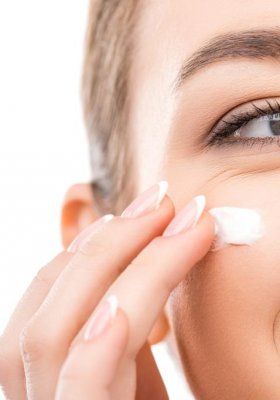 Zmarszczki i worki pod oczami: jak zadbać o zmęczoną skórę twarzy?
