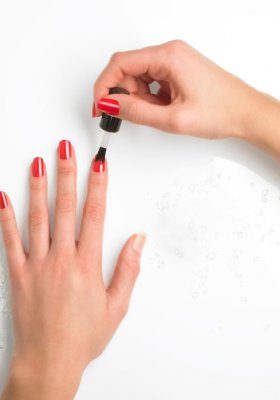 Neonowe hybrydowe lakiery do paznokci — jak osiągnąć najmodniejszy efekt?