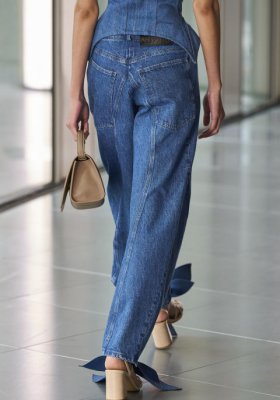 Modne jeansy 2024: model “horseshoe” wyprze dotychczasowe trendy! Gdzie go kupić?