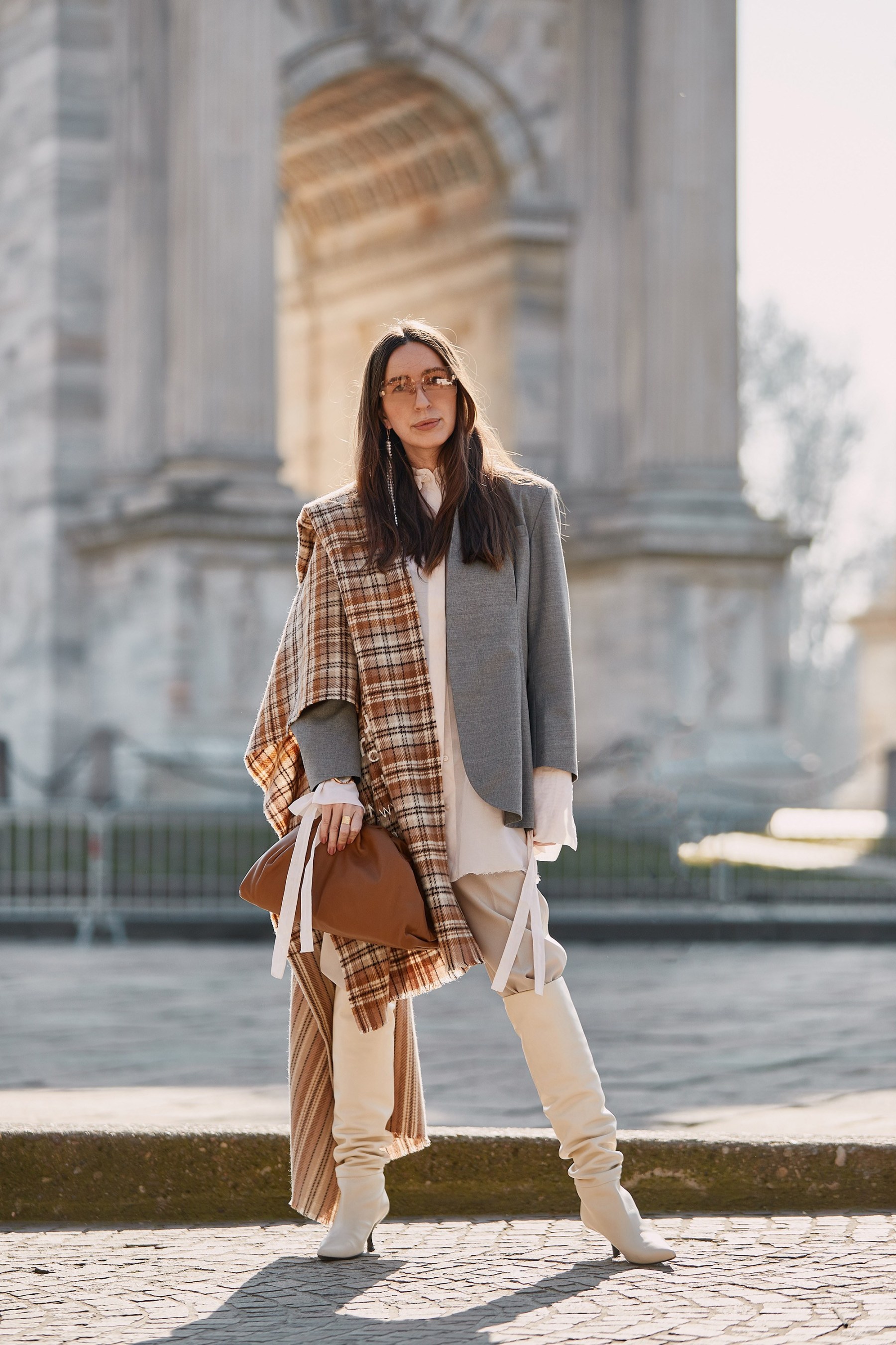 Многослойный образ. Bottega Veneta стрит стайл. Street Style Боттега. Многослойные образы бежевый. Многослойность в одежде 2022 для женщин осень.