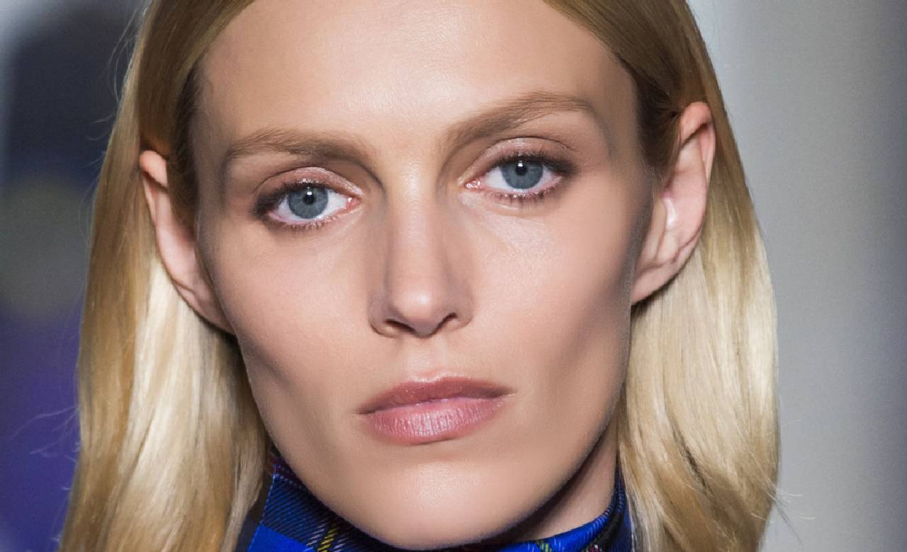 ANJA RUBIK I OLA RUDNICKA W FILMIE A-Z OF BEAUTY MAGAZYNU I-D