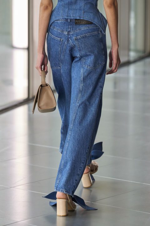 Modne jeansy 2024: model “horseshoe” wyprze dotychczasowe trendy! Gdzie go kupić?