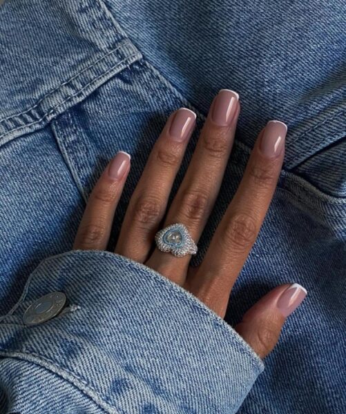 Elegancki manicure do pracy. Wśród nich klasyka, quiet luxury i trendy