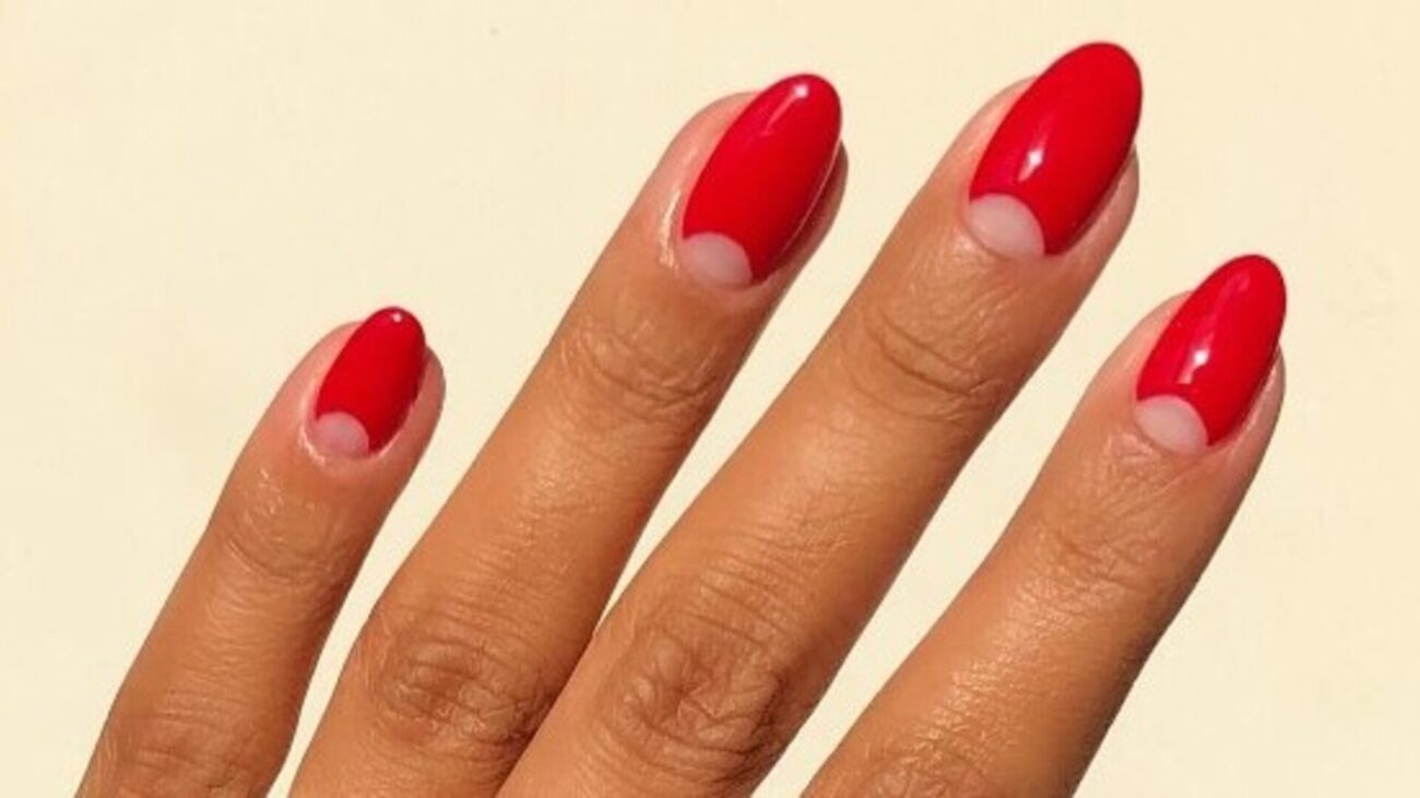 Manicure w stylu lat 40. – jak zrobić half moon nails?