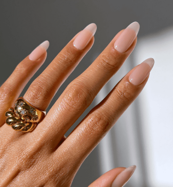 Ten nietypowy rodzaj frencha to najmodniejszy manicure na marzec 2024