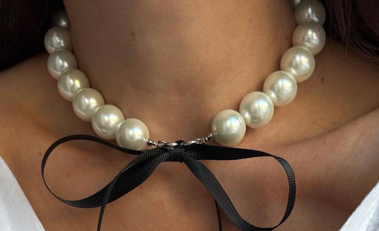 Trendy – moda: jak nosić perły na co dzień? Sprawdzone połączenia dla kobiety z klasą