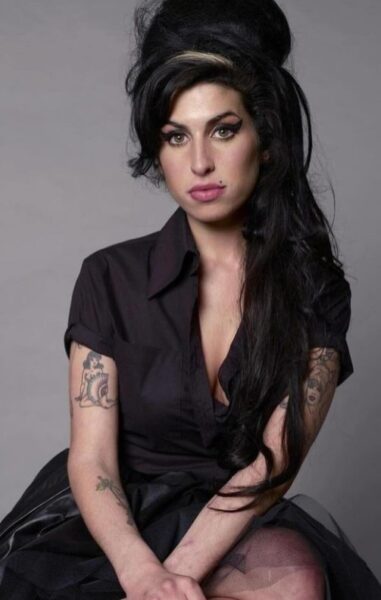 Amy Winehouse: ikona stylu czy kiczu? Jaki miała styl i czym się inspirowała?