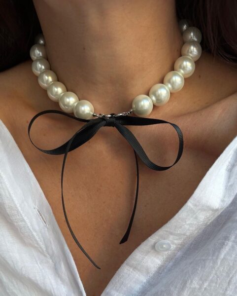 Trendy – moda: jak nosić perły na co dzień? Sprawdzone połączenia dla kobiety z klasą