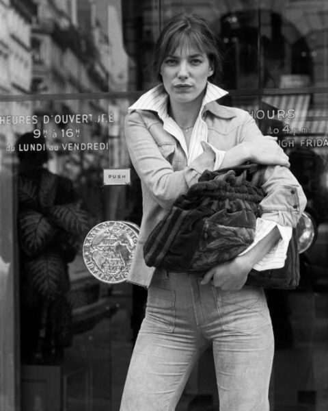 Ikony mody lat 70. - na zdjęciu Jane Birkin w jeansowych spodniach i białej koszuli