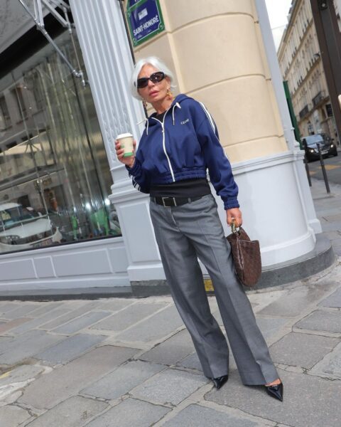 Streetwear do biura Dojrzała kobieta w garniturowych spodniach i bluzie