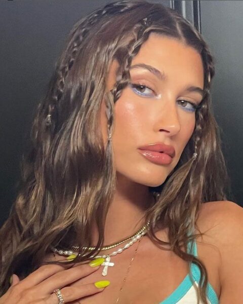 Fryzura na Openera 2024 / włosy na festiwal / najmodniejsza fryzura na festiwal / rozpuszczone włosy z warkoczykami / Hailey Bieber