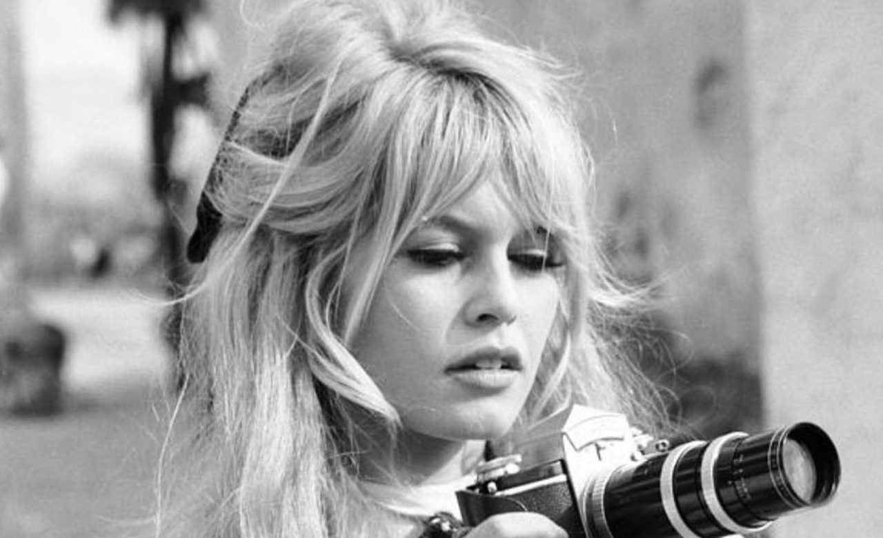 Bardot bangs to cięcie prosto z Francuskiej Riwiery, które będzie hitem tej jesieni