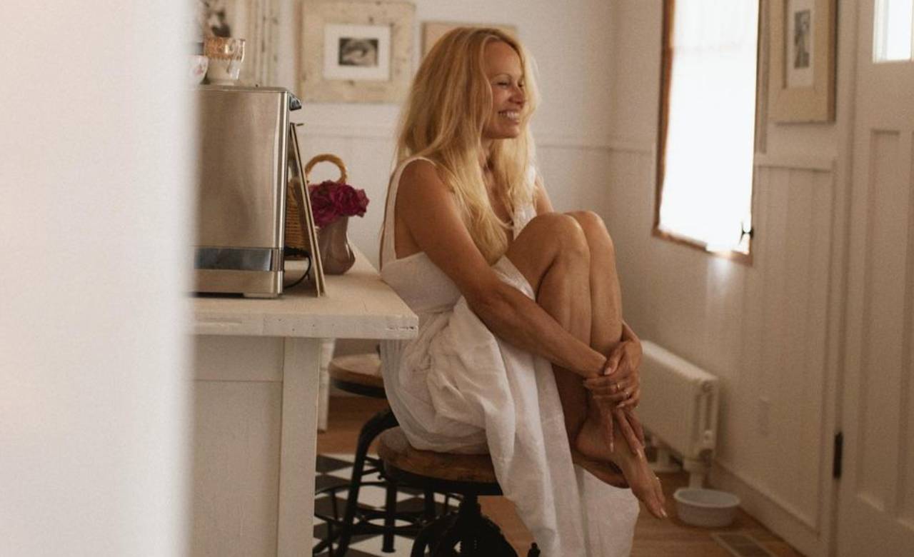Pamela Anderson bez makijażu lansuje trend na naturalność. Poznajcie jej markę kosmetyczną Sonsie Skin