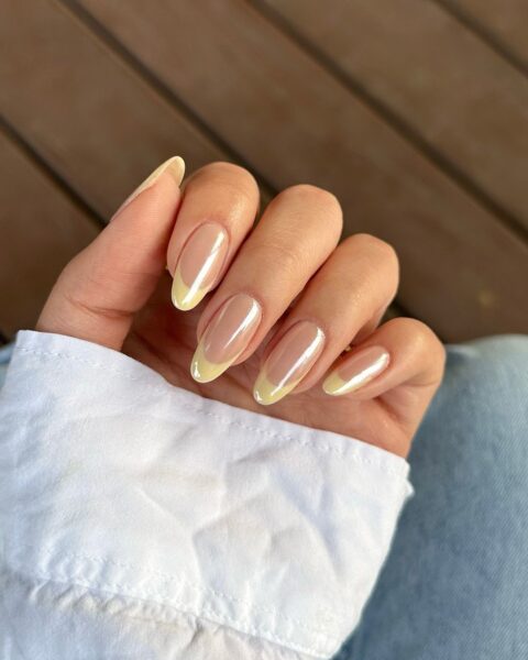 Modne paznokcie na lato: french limoncello to delikatny manicure do pracy