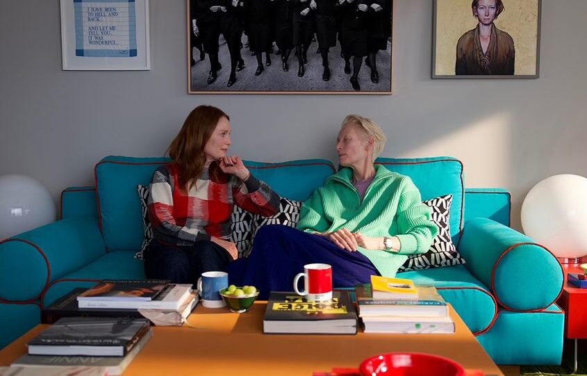 “W pokoju obok” – kiedy premiera? Julianne Moore i Tilda Swinton razem u Almodavara