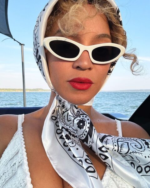Bandana na głowę – Beyoncé nosi najmodniejszy dodatek na lato 2024