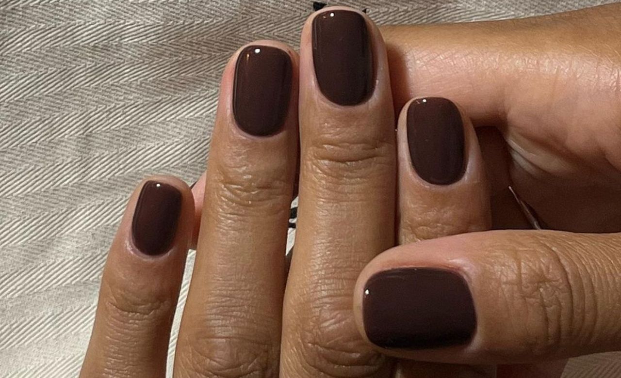 Manicure Rich Mocha na jesień 2024 – najmodniejszy odcień brązu na paznokciach