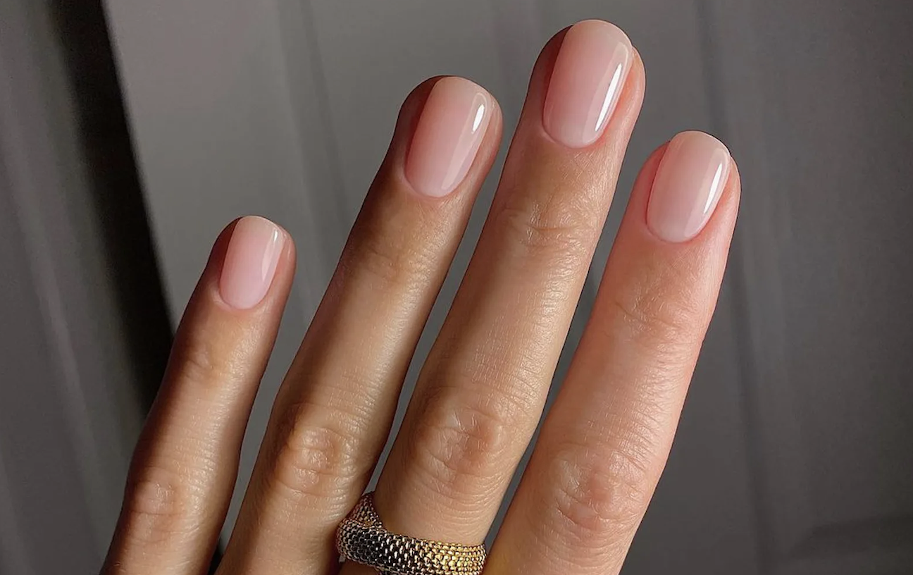 Lipgloss nails to manicure na jesień 2024, który pokochały gwiazdy