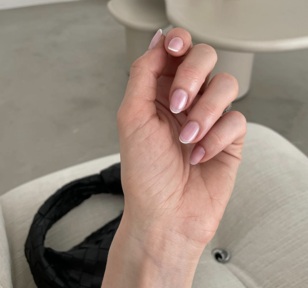 Manicure w stylu Francuzek – te paznokcie to symbol paryskiej elegancji