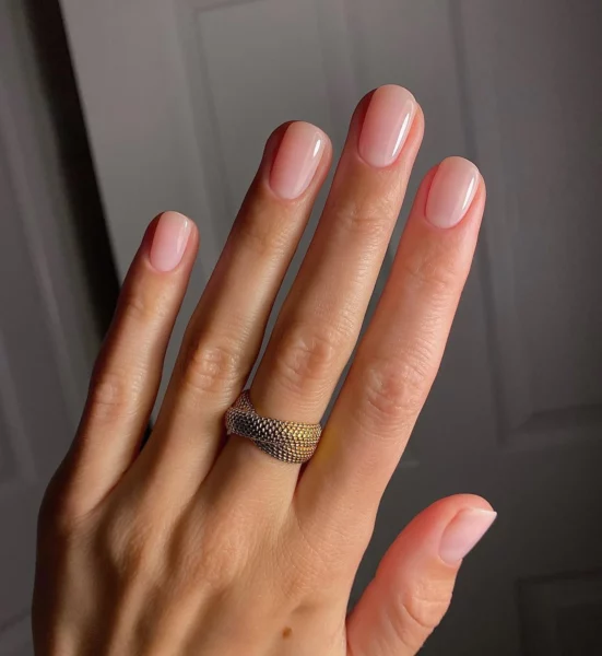 Lipgloss nails to manicure na jesień 2024, który pokochały gwiazdy