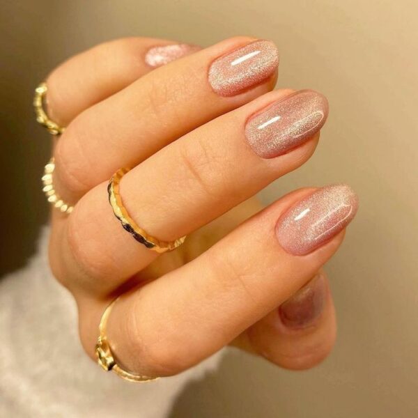 Manicure w stylu velvet – paznokcie aksamitne niczym welur na zimę 2024