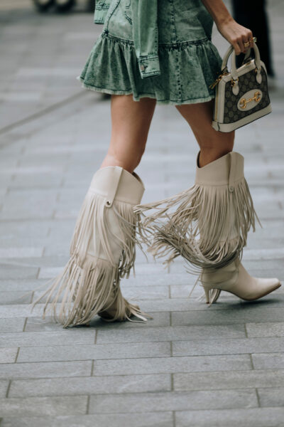 Botki z frędzlami romantycznie wirują wśród boho trendów na zimę 2024