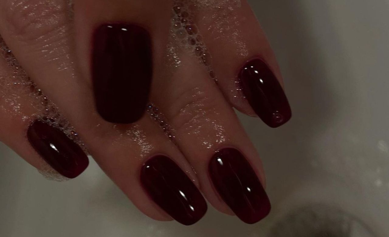 Manicure higieniczny ratuje zniszczone dłonie i paznokcie. Na czym polega?