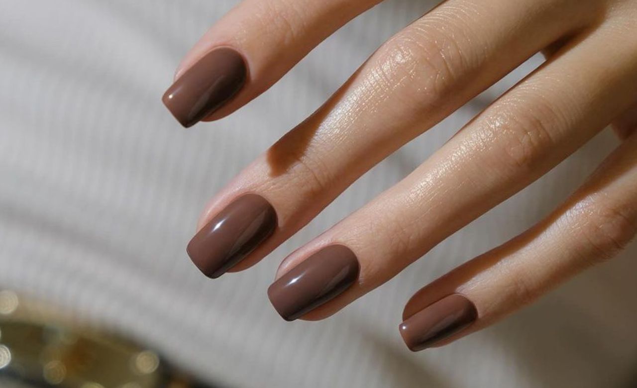 Manicure na zimę 2024 jest inny niż dotychczas. Oto najmodniejsze wykończenia