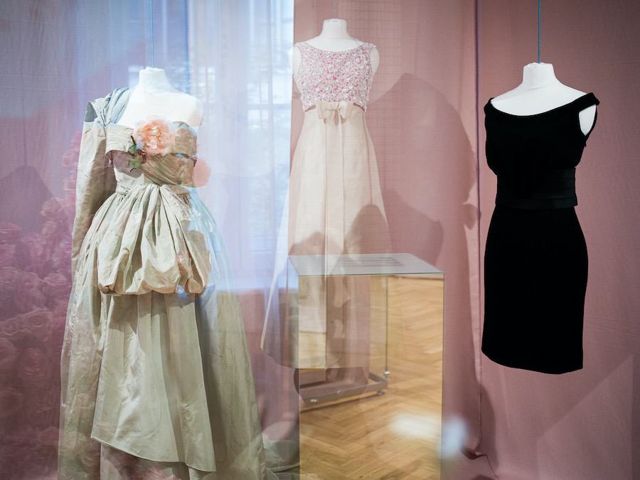Wystawa “Les Grandes Maisons” w Warszawie: Dior, Chanel i Yves Saint Laurent w Archicom Collection Gallery