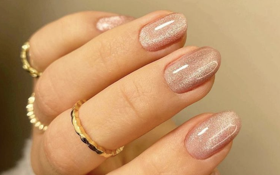 Manicure w stylu velvet – paznokcie aksamitne niczym welur na zimę 2024