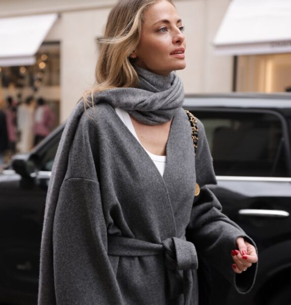 Sweter z paskiem to nowa forma ciepłej elegancji na zimę