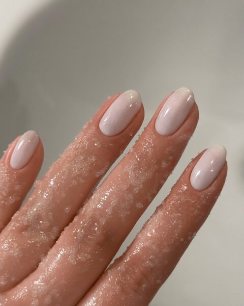 Jakie paznokcie dla alergików? Czy da się zrobić trwały, bezpieczny manicure?