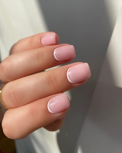 Odwrócony french manicure redefiniuje nowoczesną elegancję