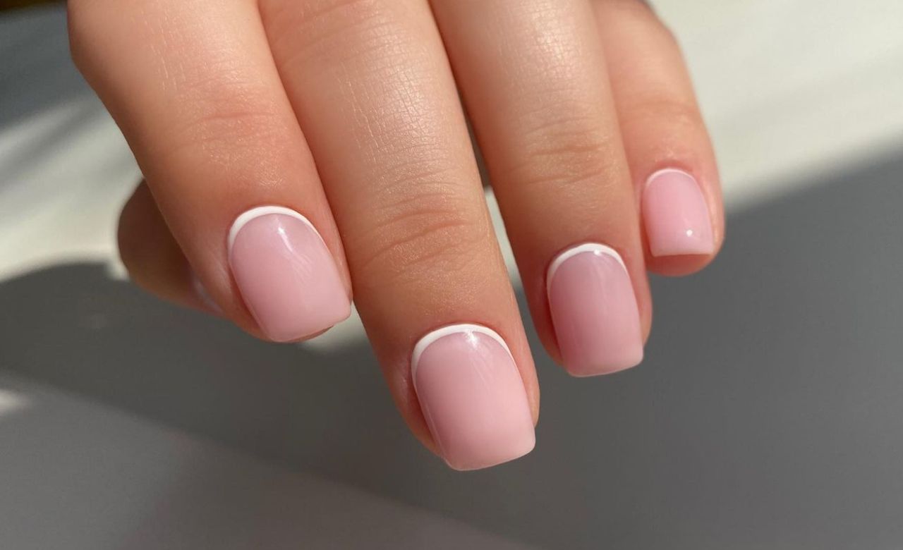 Odwrócony french manicure redefiniuje nowoczesną elegancję