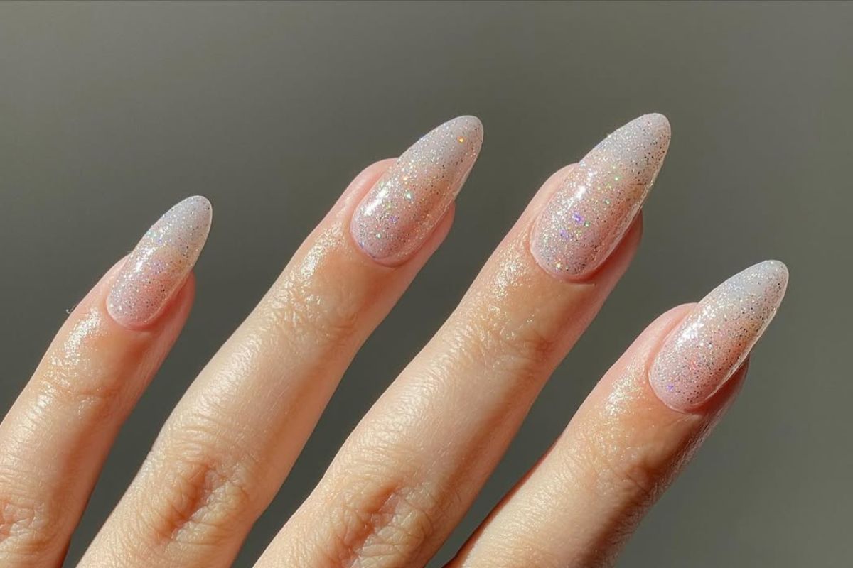 Brokatowe paznokcie to idealny manicure na przełom roku 2024/2025