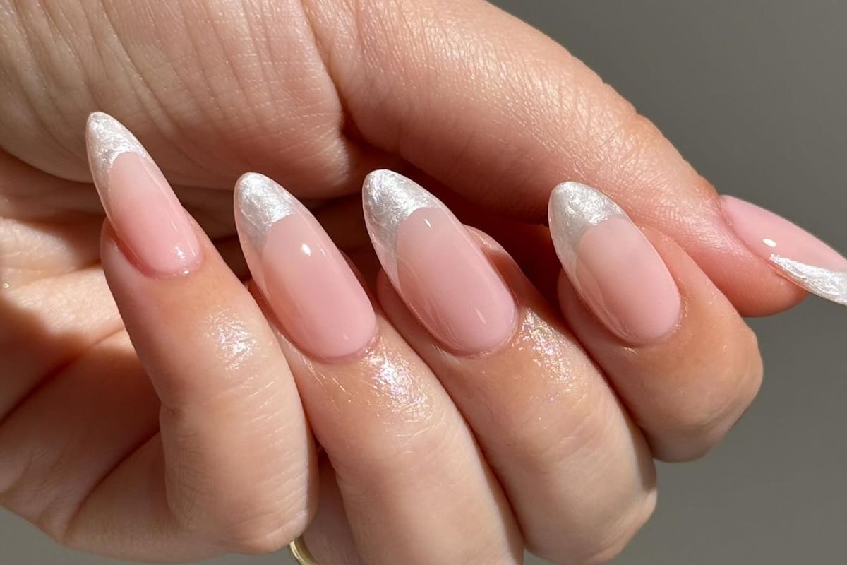 French manicure z brokatową końcówką zmienia podejście do współczesnej elegancji