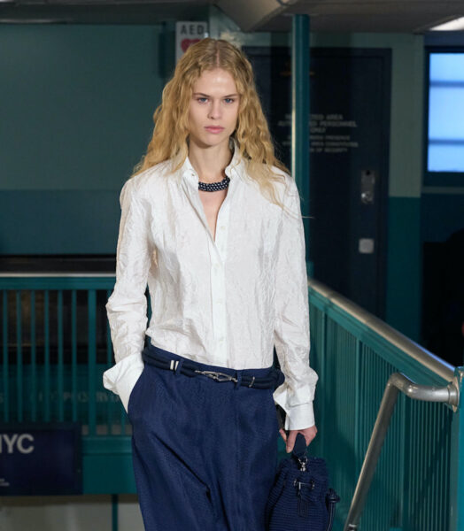 Tommy Hilfiger wiosna 2025: Uniwersytecki luz połączony z tonami marynarskiej elegancji