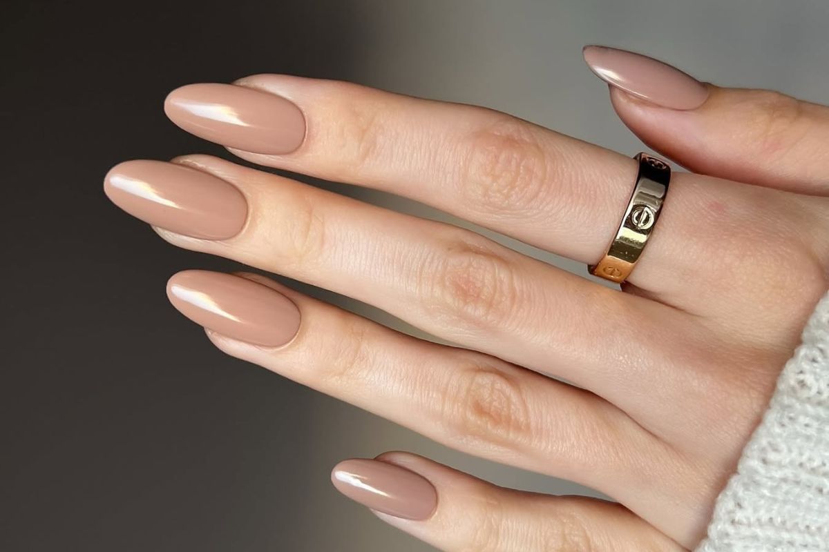 Manicure idealny dla 40-latki. Trendy na 2025 rok balansują między klasyką a personalizacją