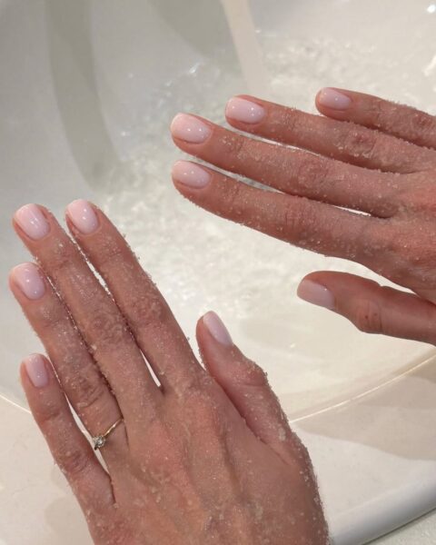 Manicure na ciepło – co to jest? Jak działa? Sprawdzamy, kiedy powinnaś się na niego zdecydować